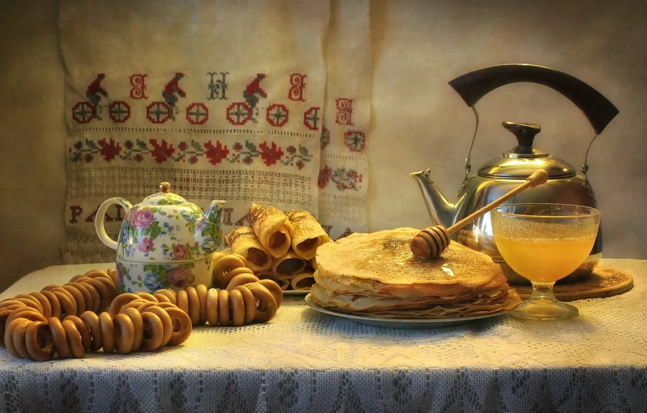 Фото обои стол, чай, еда, чайник, мед, бублики, натюрморт, скатерть