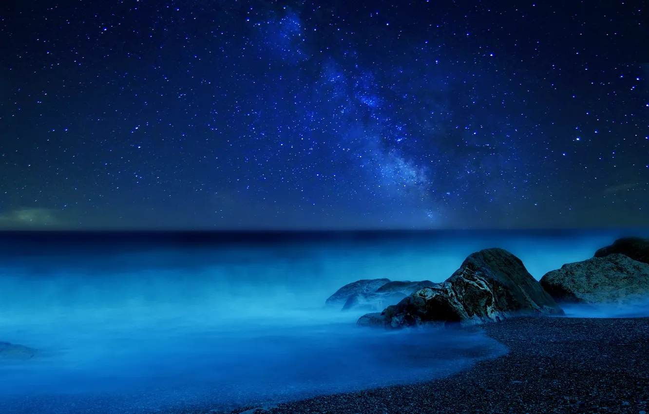 Фото обои море, небо, звезды, ночь, туман, млечный путь