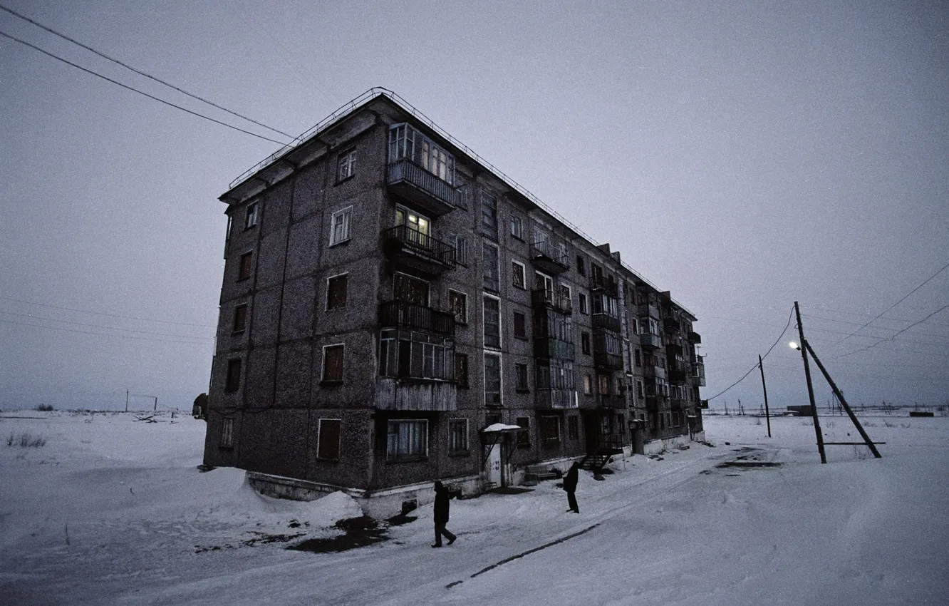 Фото обои небо, снег, город, дом, провода, здание, Россия, лэп