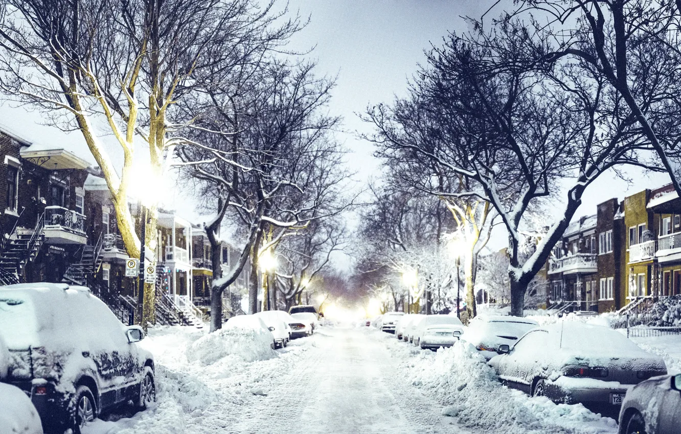 Фото обои зима, дорога, снег, машины, город, улица, дома, вечер