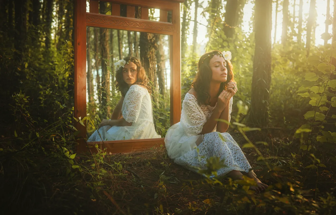Фото обои лес, взгляд, девушка, отражение, зеркало