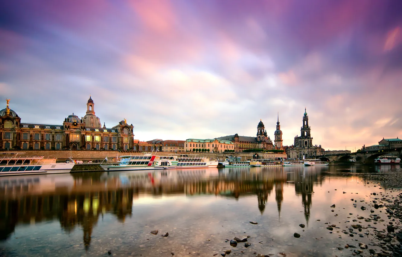 Фото обои город, река, здания, пристань, лодки, утро, Германия, Дрезден