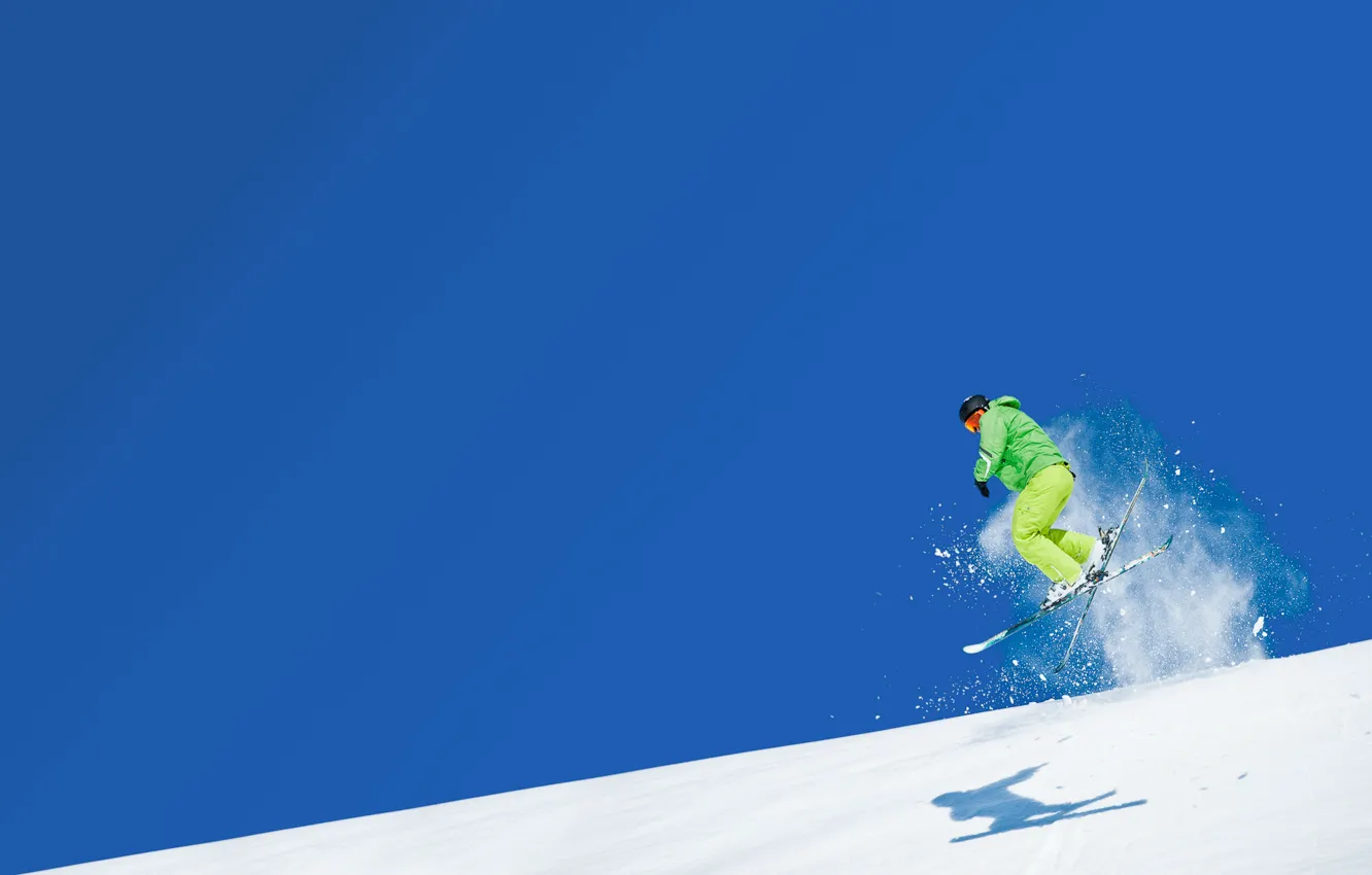Фото обои небо, снег, горы, прыжок, спорт, лыжи, лыжник