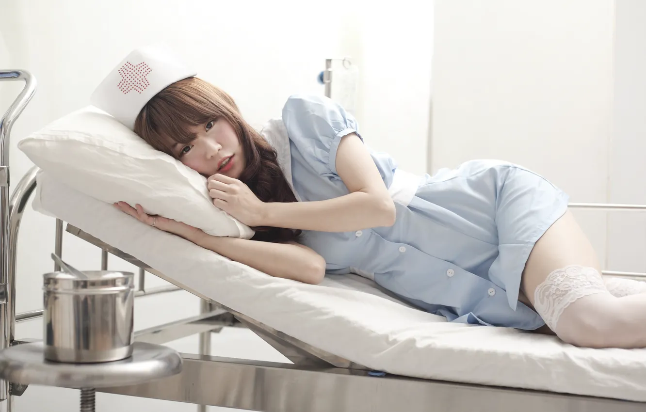 Фото обои девушка, лицо, волосы, лежит, подушка, форма, больница