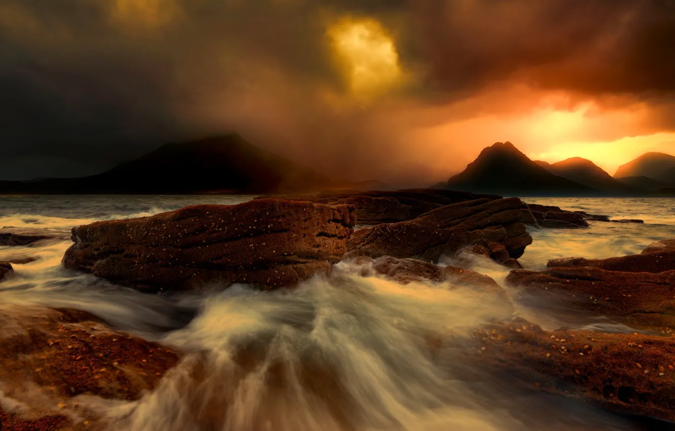 Фото обои море, тучи, шторм, камни, скалы, Шотландия