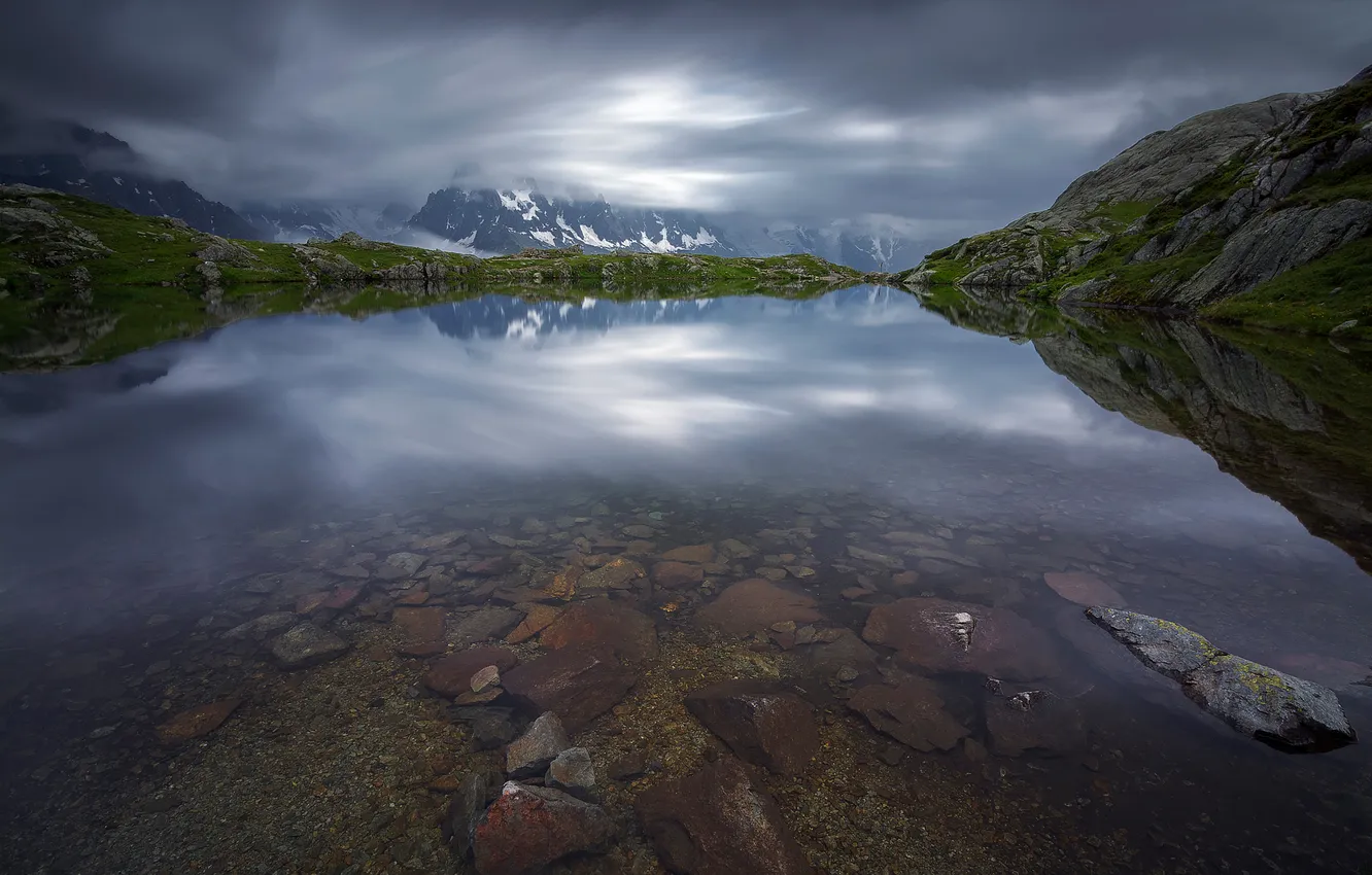 Фото обои прозрачность, горы, тучи, озеро, камни, скалы, Франция, Альпы