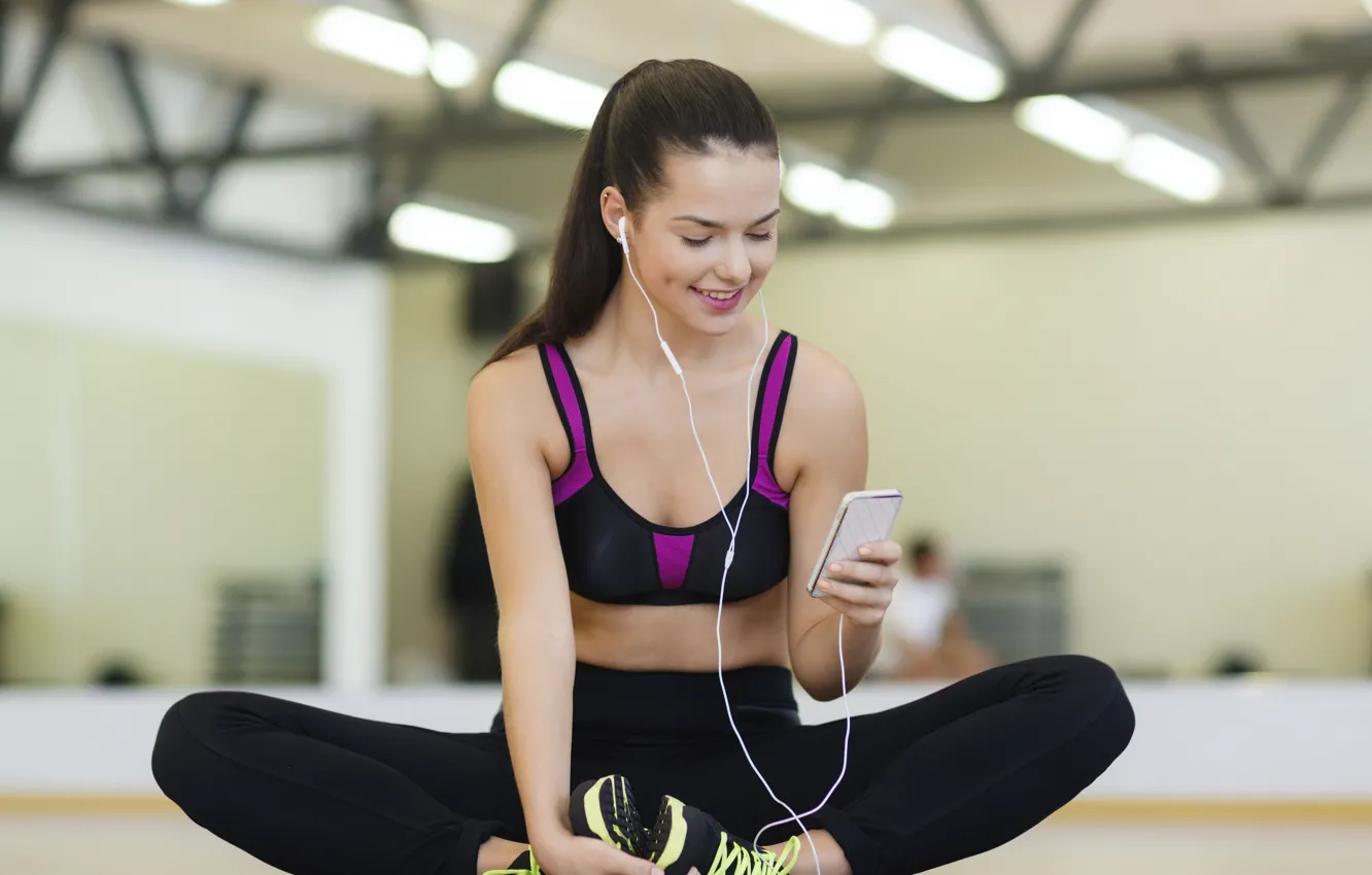 Фото обои girl, smile, headphones, fitness, athlete