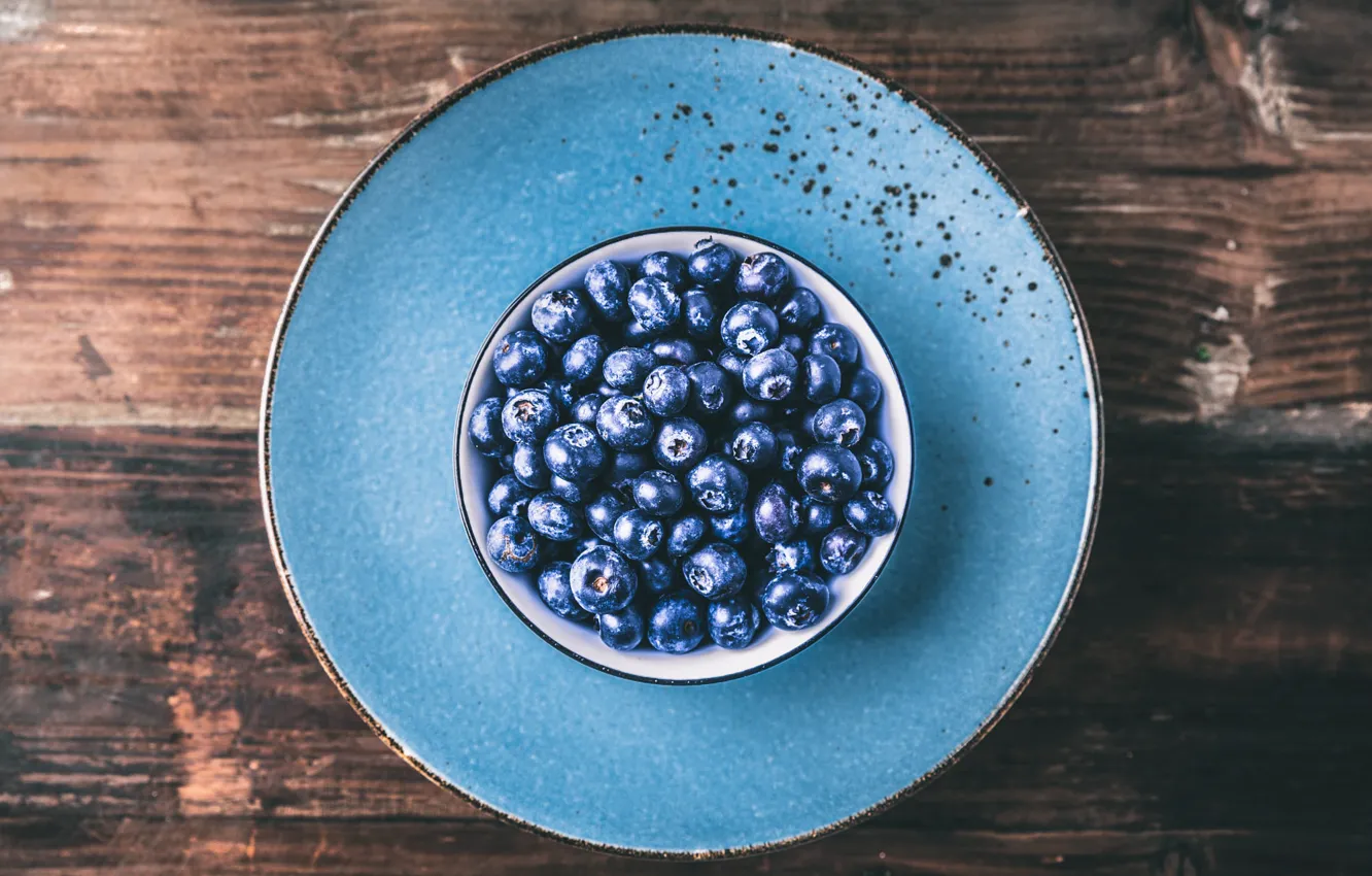 Фото обои ягоды, фон, голубое, доски, черника, тарелка, миска, блюдце