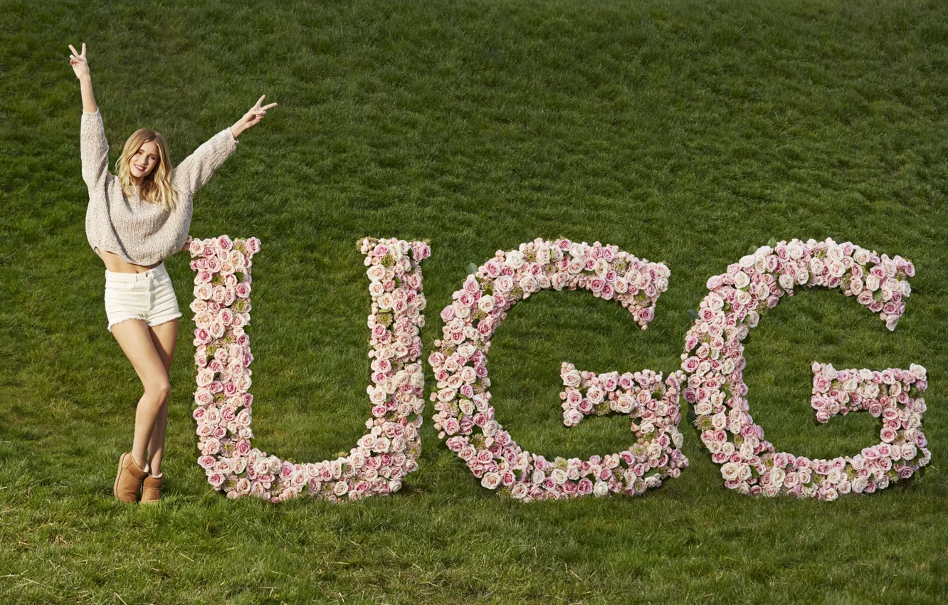 Фото обои трава, цветы, поза, модель, розы, Rosie Huntington-Whiteley