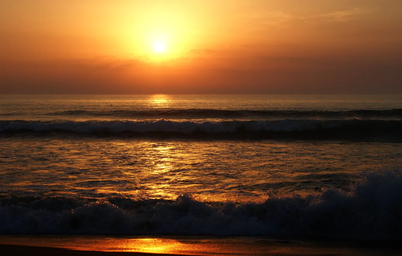 Фото обои песок, море, волны, пляж, лето, небо, солнце, закат