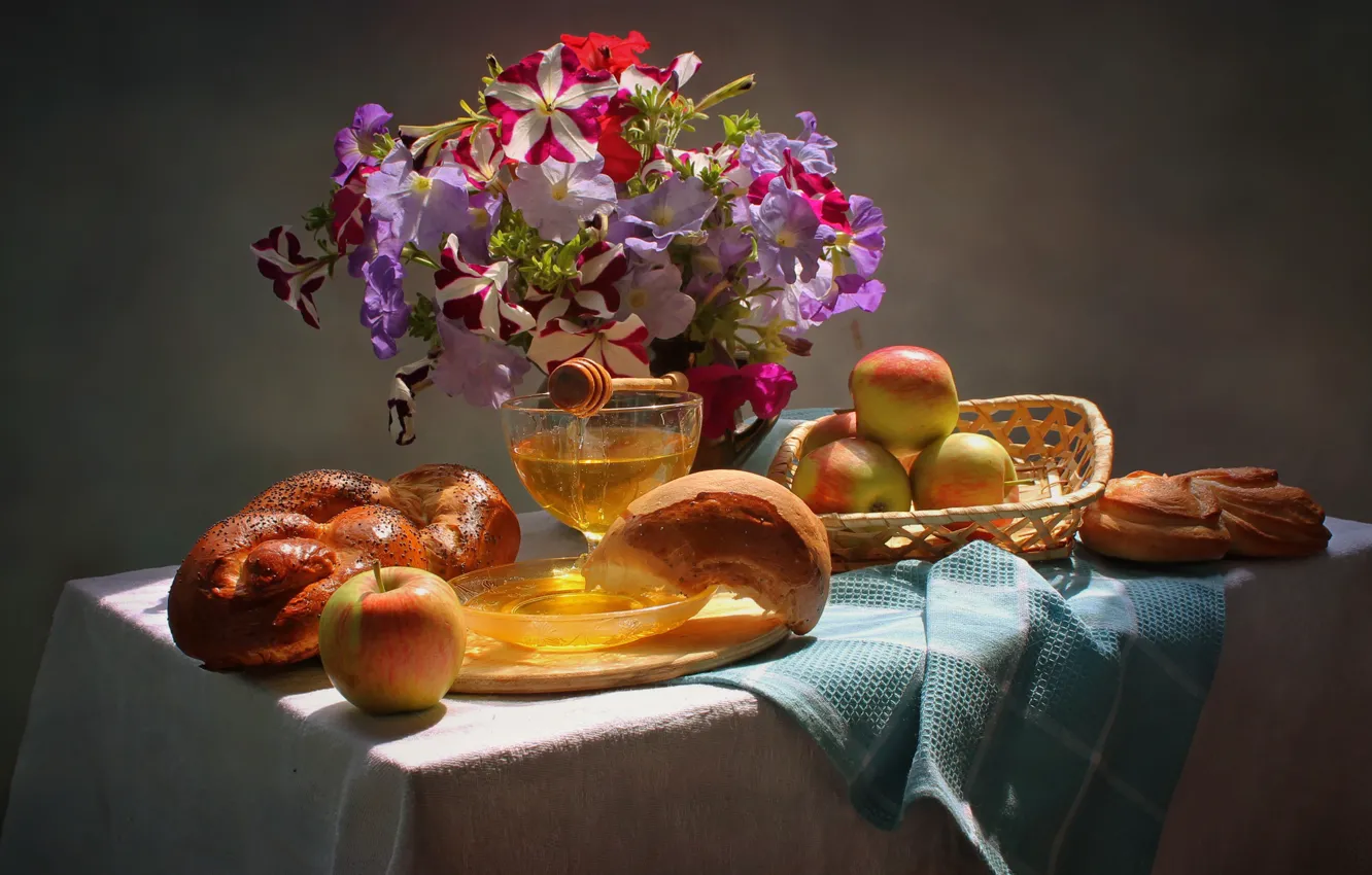 Фото обои цветы, стол, яблоки, доска, фрукты, натюрморт, мёд, корзинка