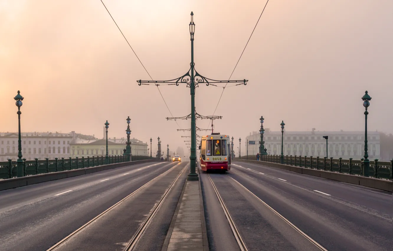 Фото обои дорога, небо, мост, здания, фонари, трамвай, Эдуард Гордеев