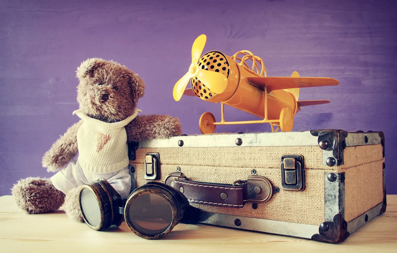 Фото обои стол, фон, игрушки, очки, мишка, чемодан, самолёт