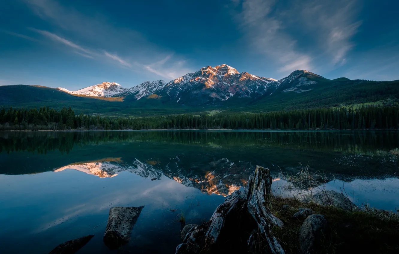 Фото обои лес, небо, облака, свет, снег, горы, озеро, отражение