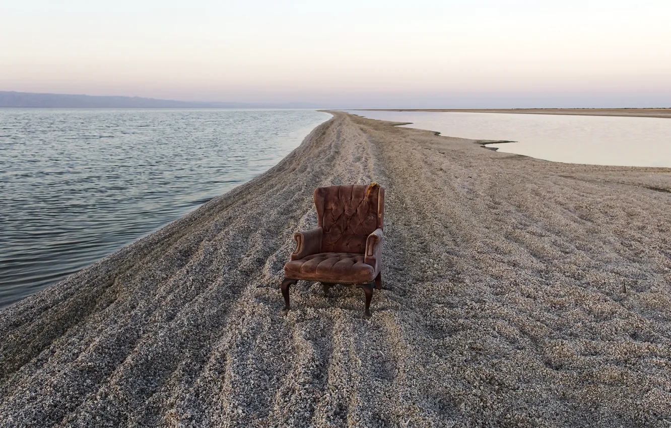Фото обои песок, река, кресло