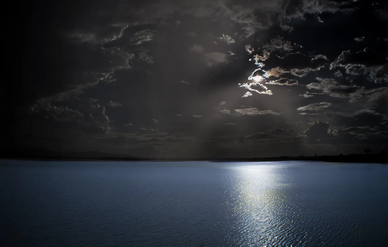 Фото обои море, вода, ночь, тучи, гладь, луна, Сумерки