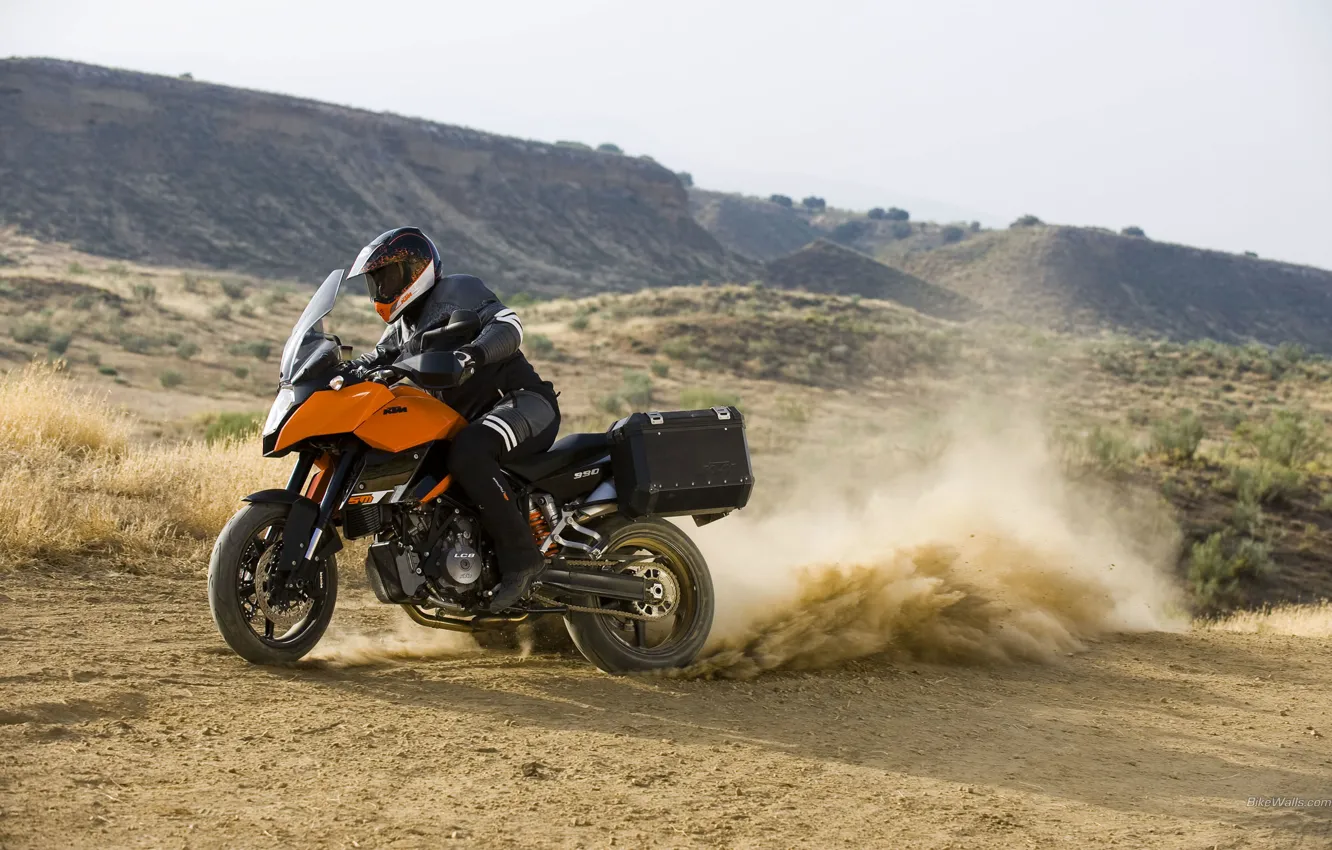 Фото обои мотоцикл, шлем, KTM, 990, кофр, Supermoto T