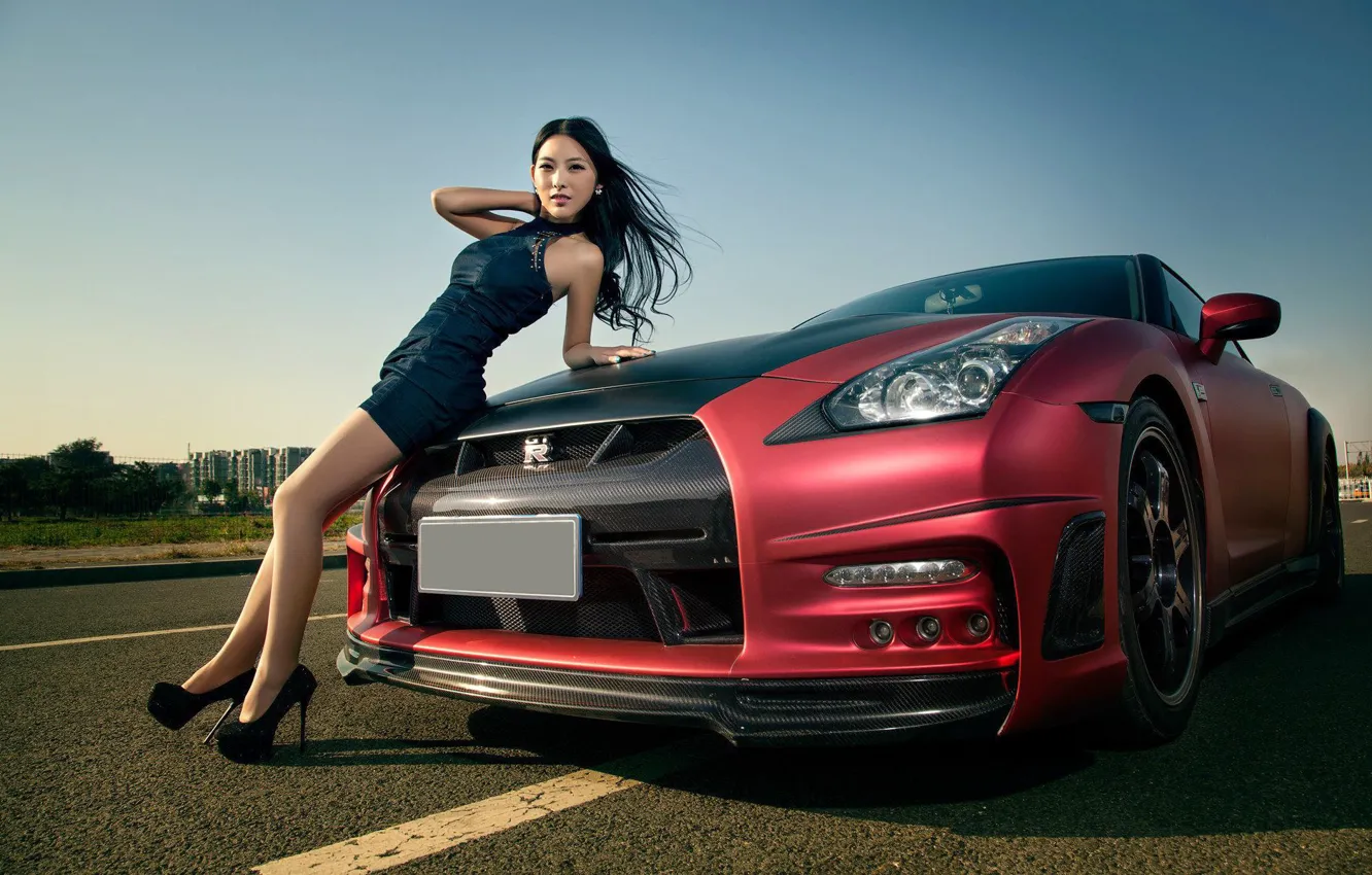 Фото обои авто, взгляд, Девушки, Nissan, красивая девушка, позирует на капоте машины