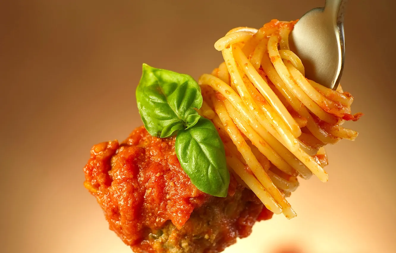 Фото обои зелень, макро, мясо, вилка, спагетти, кетчуп, вермишель