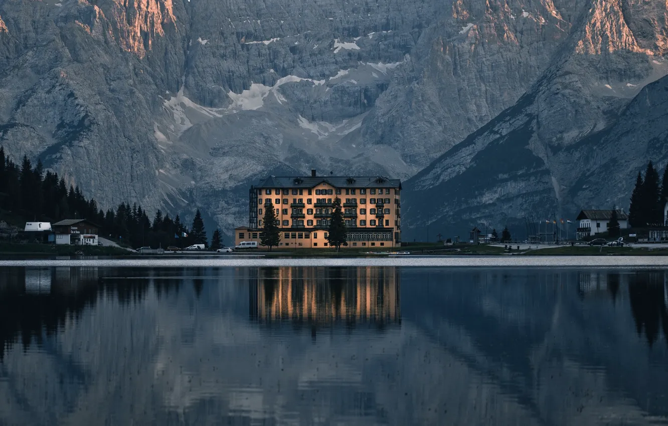 Фото обои вода, снег, деревья, горы, озеро, дом, гладь, отражение