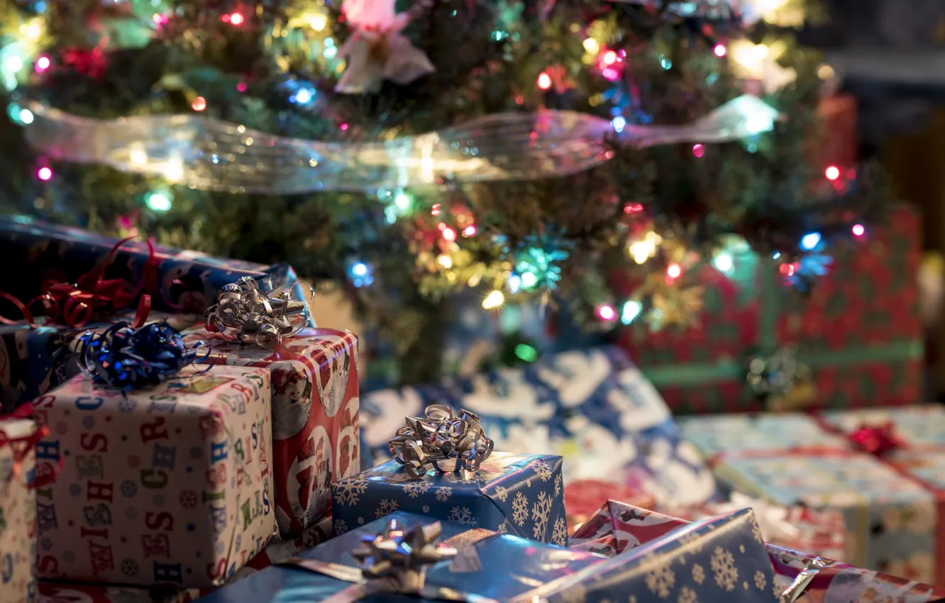 Фото обои зима, ветки, праздник, игрушки, огоньки, Рождество, подарки, Новый год