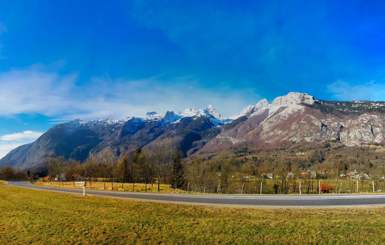 Фото обои дорога, небо, трава, деревья, горы, забор, дома, Словения