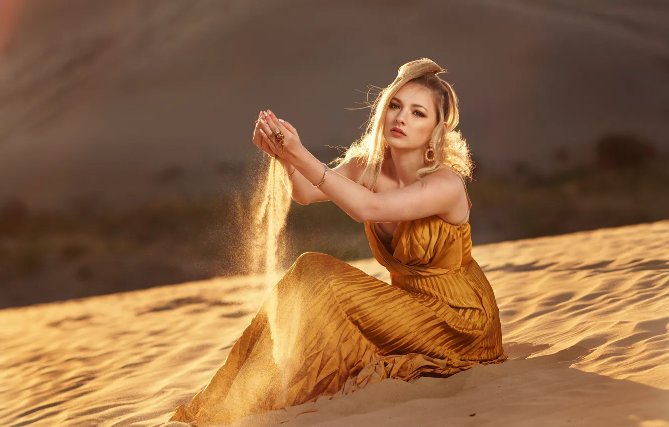Фото обои песок, девушка, волосы, платье