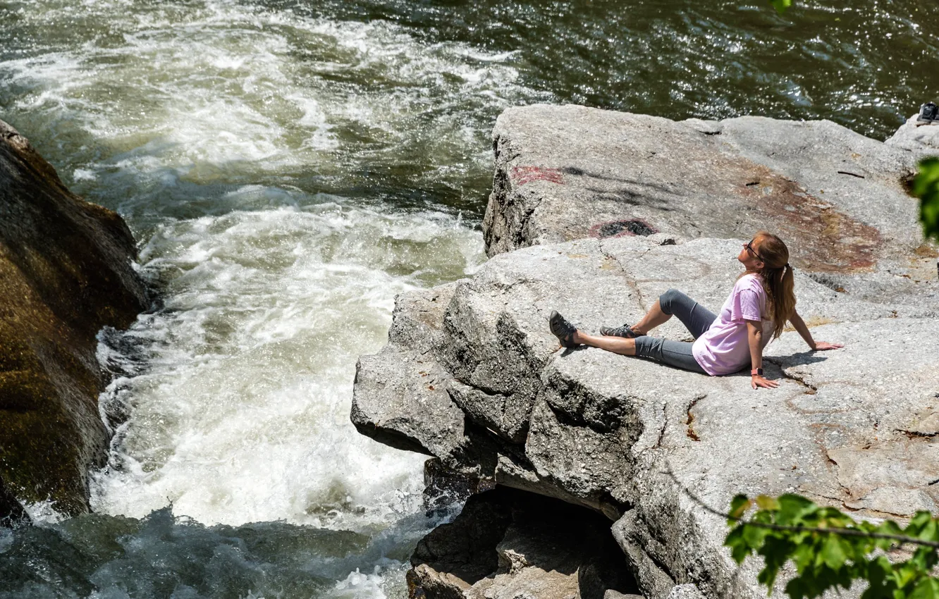 Фото обои девушка, солнце, природа, река, скалы, течение, сидит, Pennsylvania