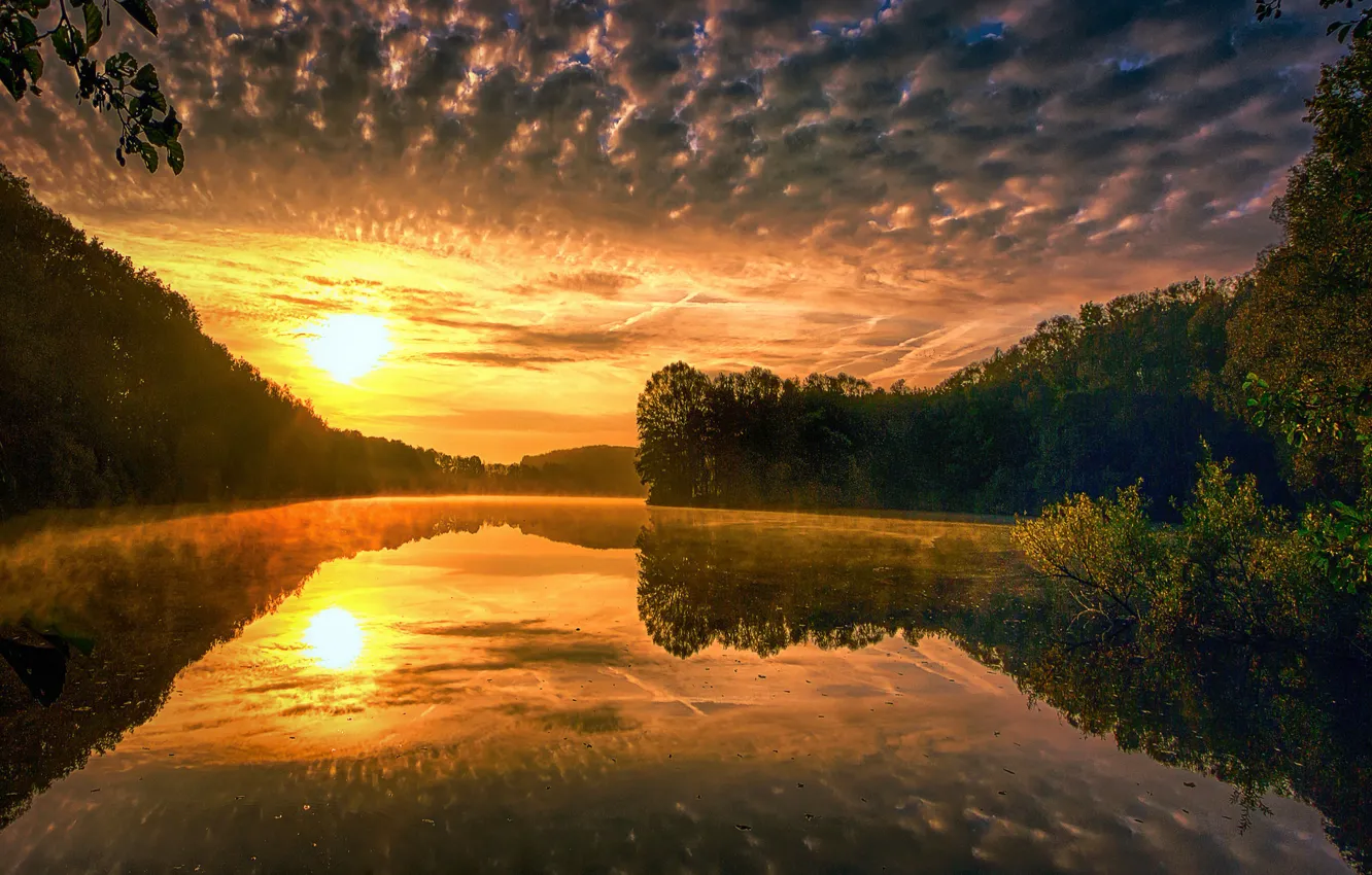 Фото обои небо, солнце, облака, деревья, закат, природа, озеро, отражение