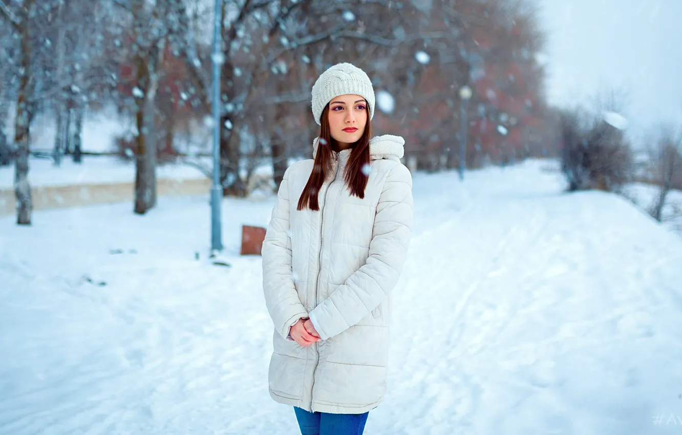 Фото обои зима, снег, деревья, модель, шапка, портрет, макияж, прическа