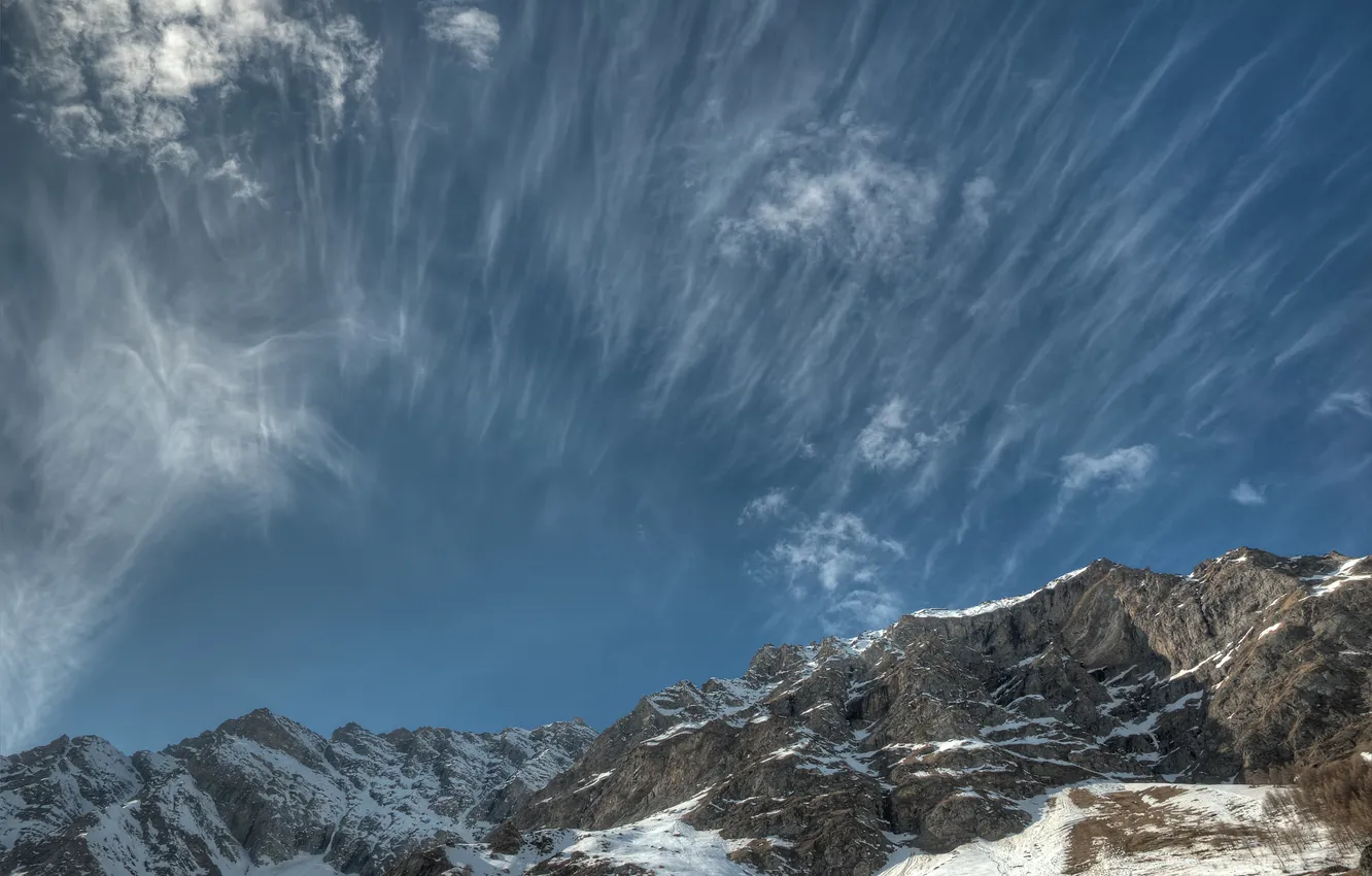 Фото обои небо, снег, горы, перистые облака, вершины, хребты