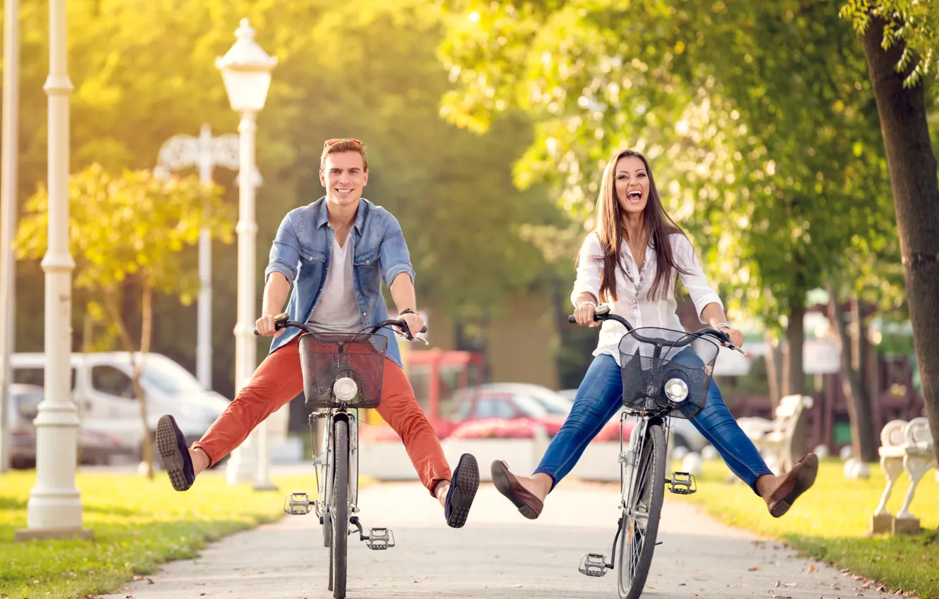 Фото обои девушка, город, парень, прогулка, велосипеды, happy couple on bikes
