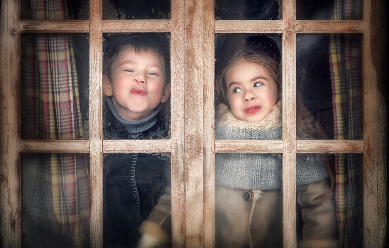 Фото обои весело, мальчик, окно, девочка, рожицы