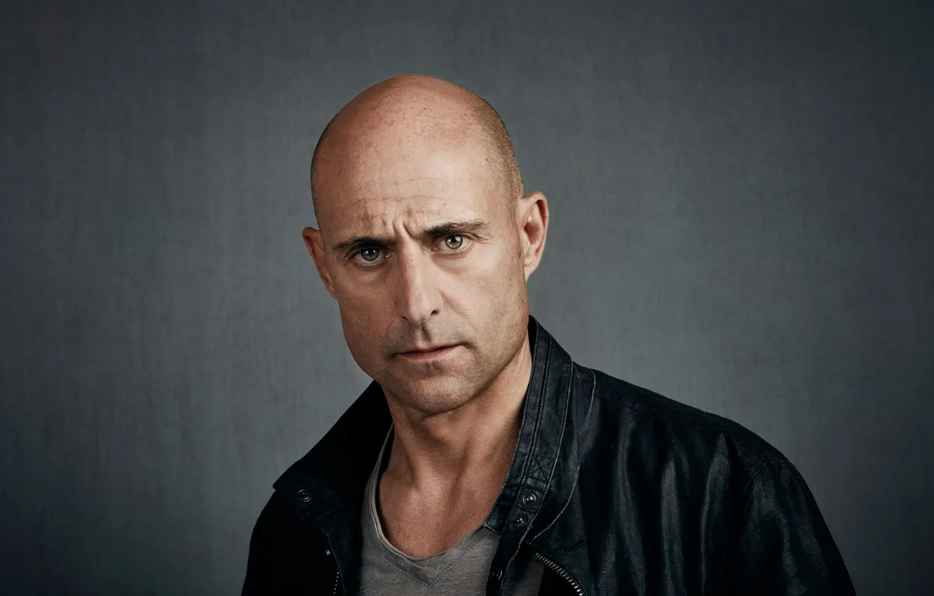Фото обои фон, портрет, куртка, актёр, Марк Стронг, Mark Strong