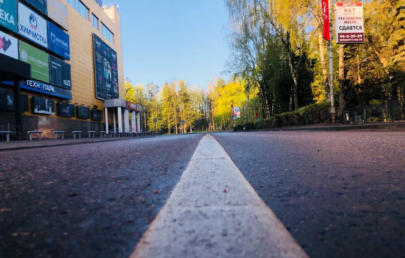 Фото обои асфальт, город, полоса, тротуар, супермаркет