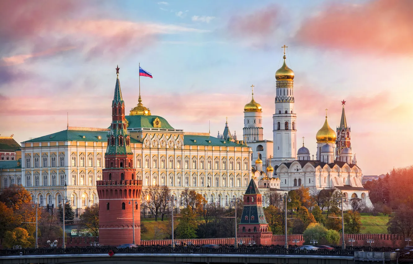 Фото обои церковь, Москва, кремлёвская стена, столица России, флаг РФ, большой кремлевский дворец