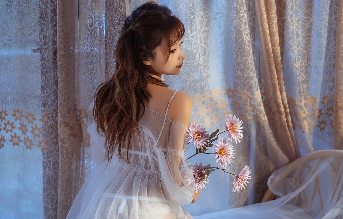 Фото обои Beautiful, Asian, Model, Flowers, Woman, Back, Bouquet, Cute