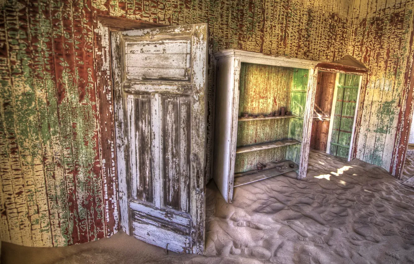 Фото обои песок, комната, дверь