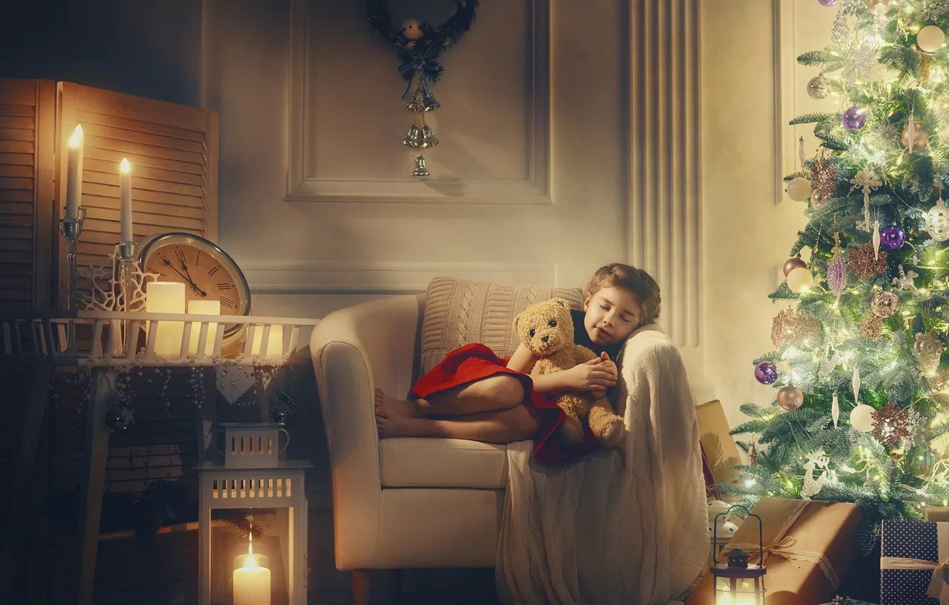 Фото обои игрушка, елка, мишка, спит, девочка, Новый год, гирлянда