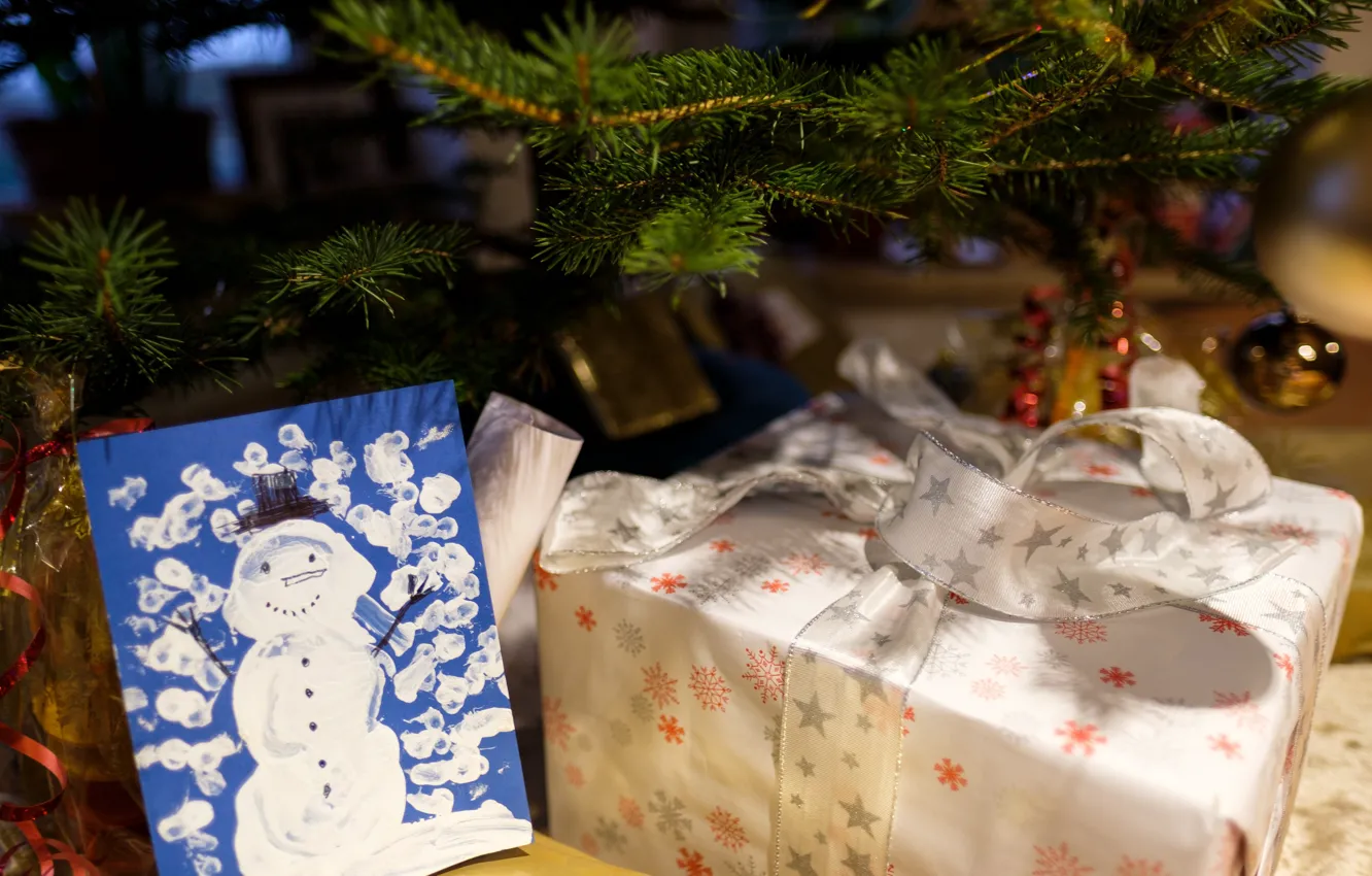 Фото обои зима, праздник, коробка, рисунок, Рождество, Новый год, снеговик, ёлочные игрушки