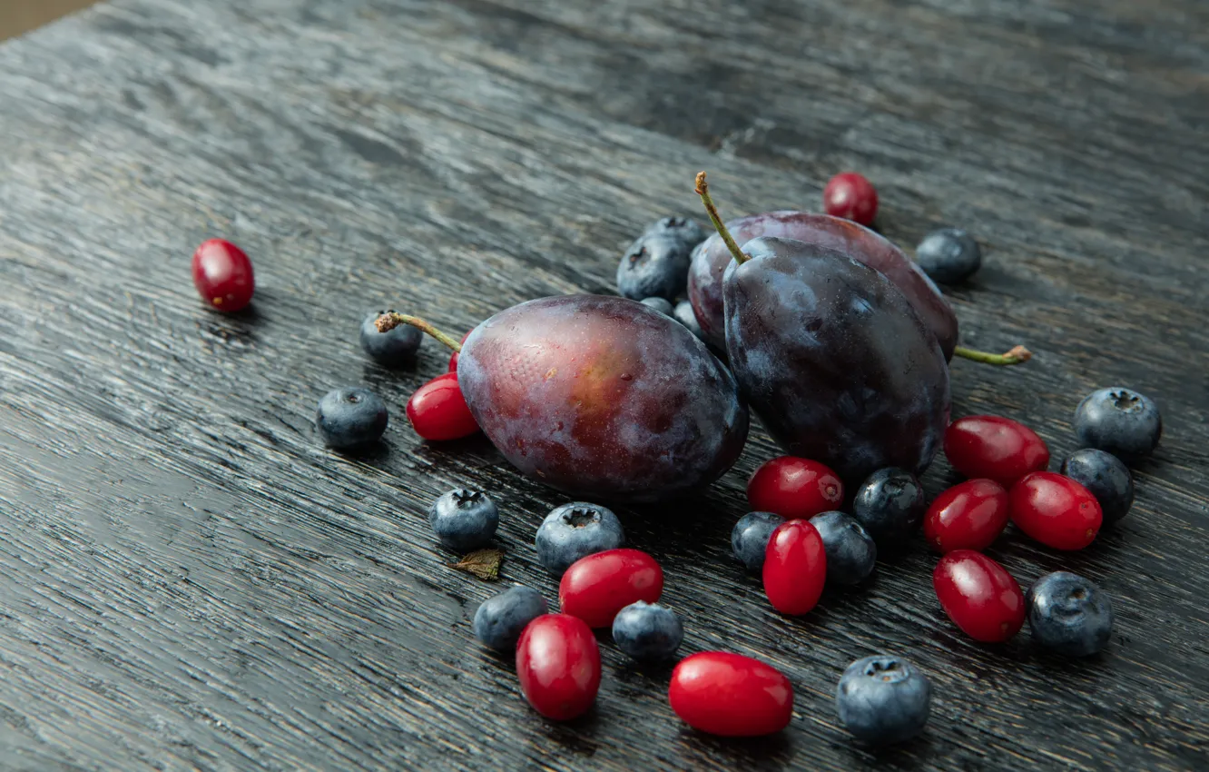 Фото обои ягоды, черника, виноград, серый фон, сливы