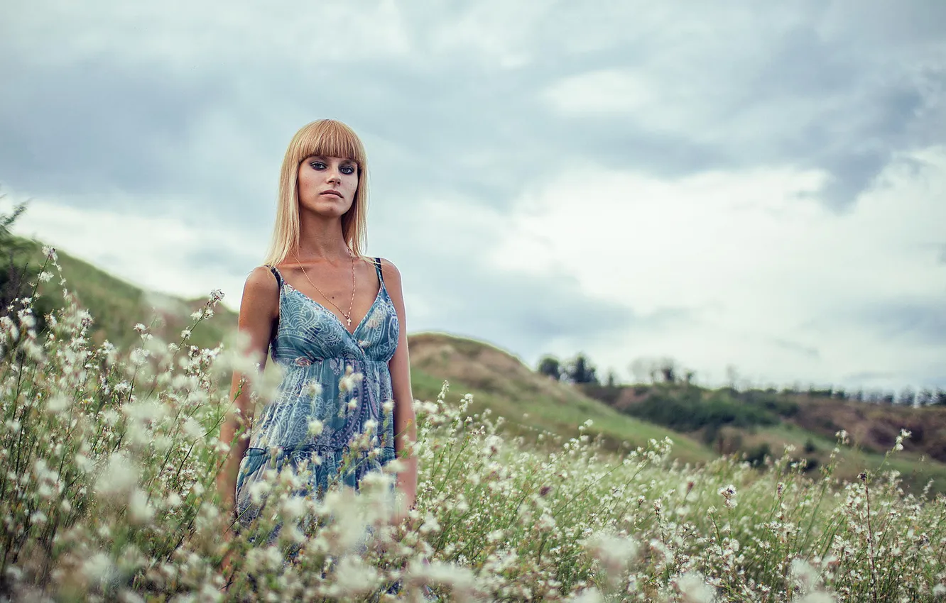 Фото обои поле, взгляд, девушка, пейзаж, цветы, холмы, photographer, Martin Brest