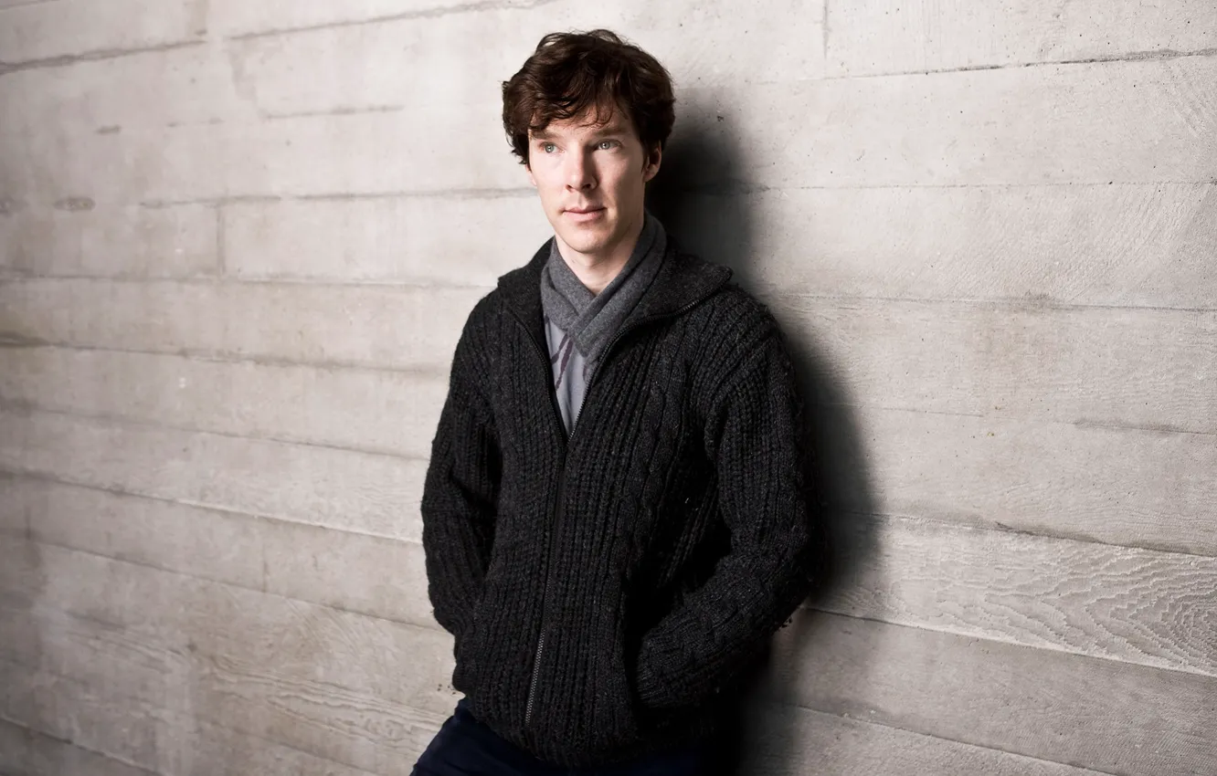 Фото обои взгляд, стена, мужчина, кофта, Benedict Cumberbatch