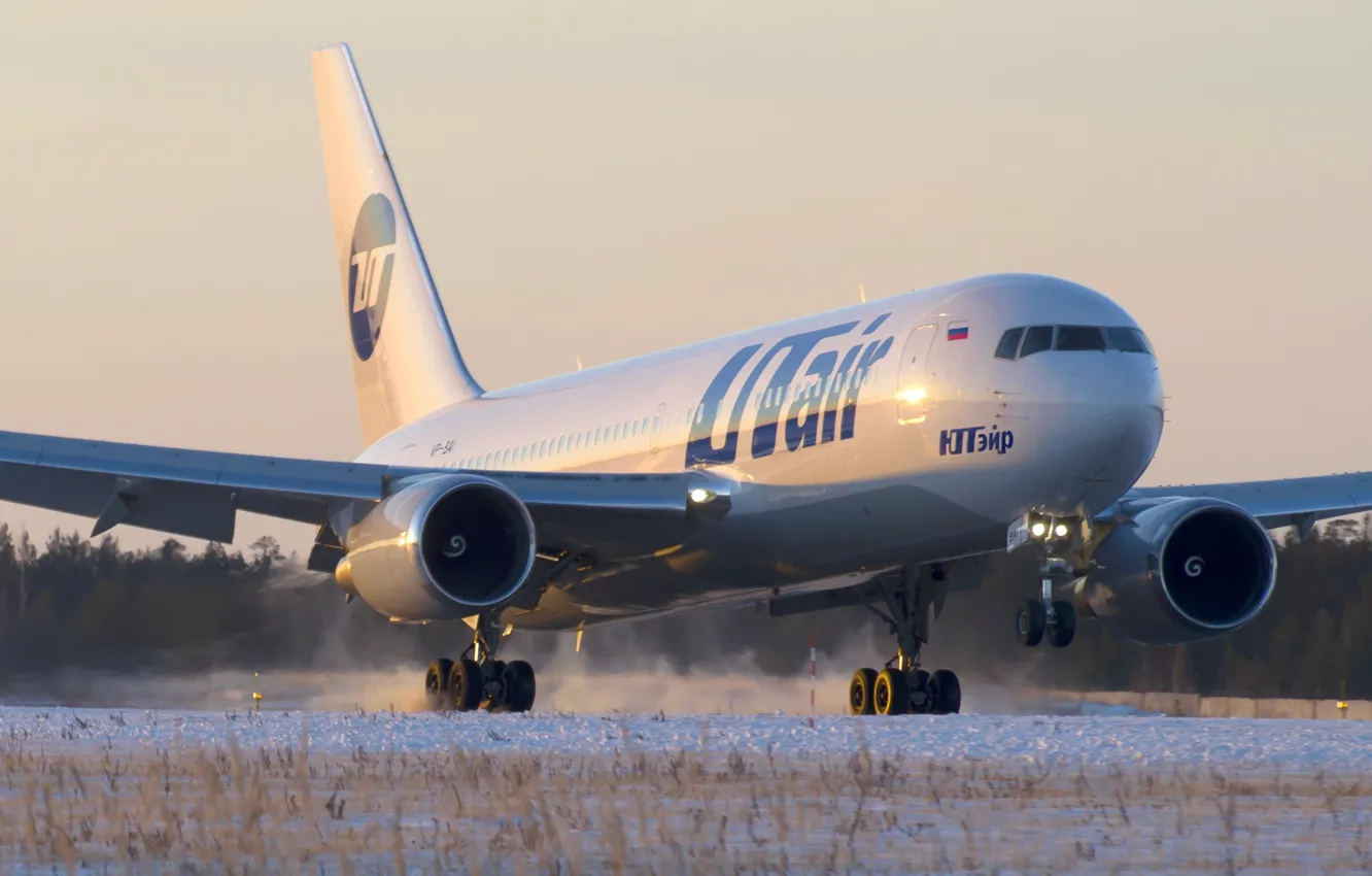 Фото обои зима, снег, закат, двигатель, полоса, крыло, аэропорт, Boeing