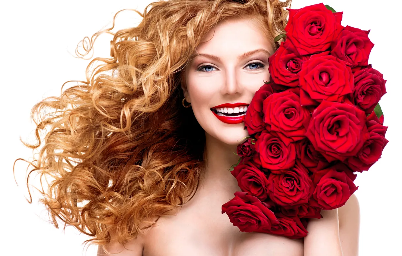 Фото обои девушка, улыбка, розы, макияж, рыжая, кудри, букет цветов, красные губы
