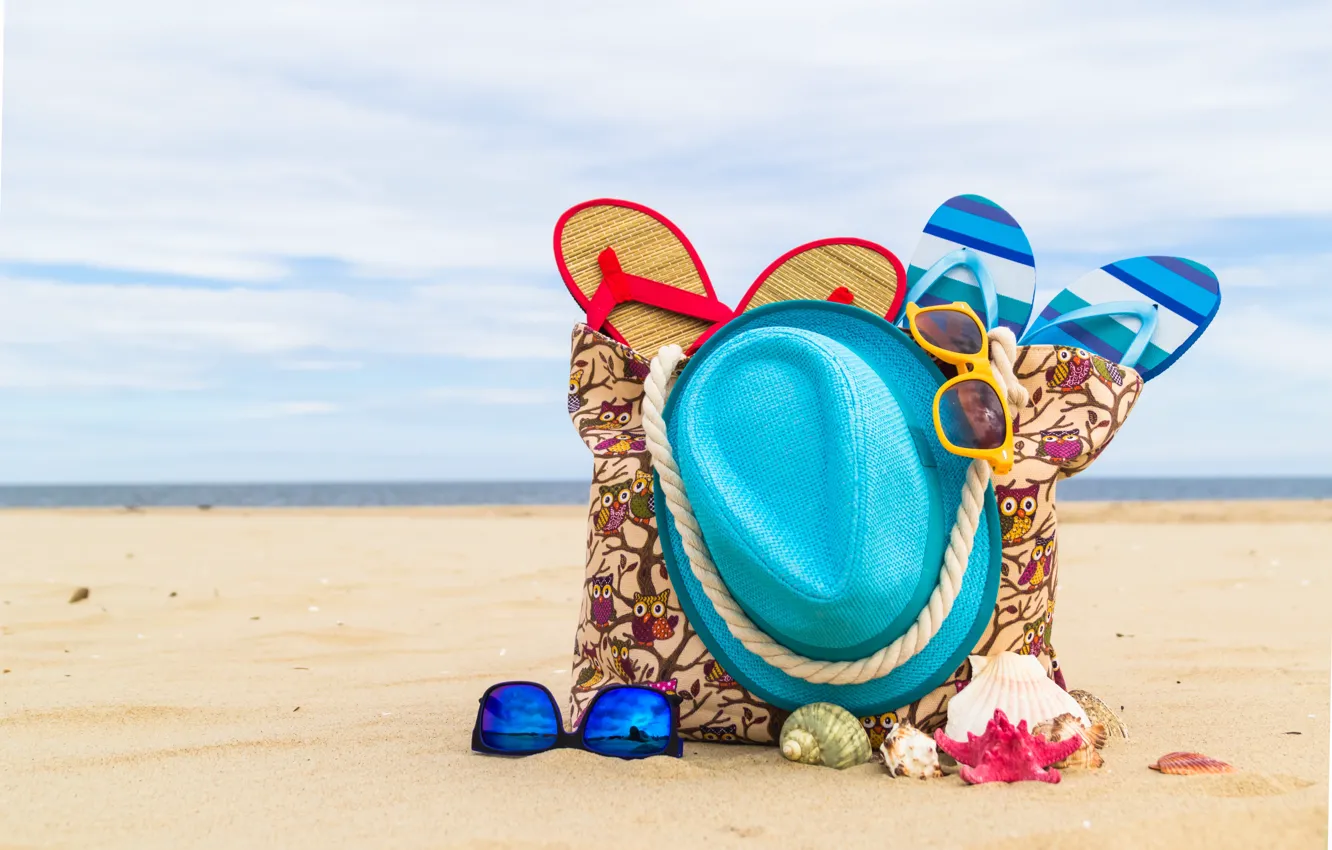 Фото обои песок, море, берег, шляпа, очки, сумка