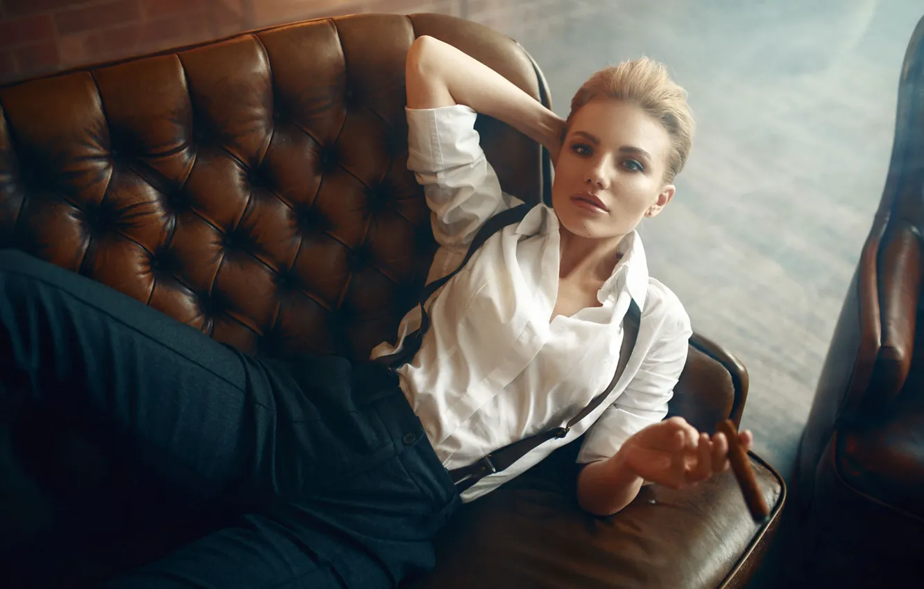Фото обои взгляд, девушка, поза, диван, сигара, брюки, подтяжки, Макс Кузин
