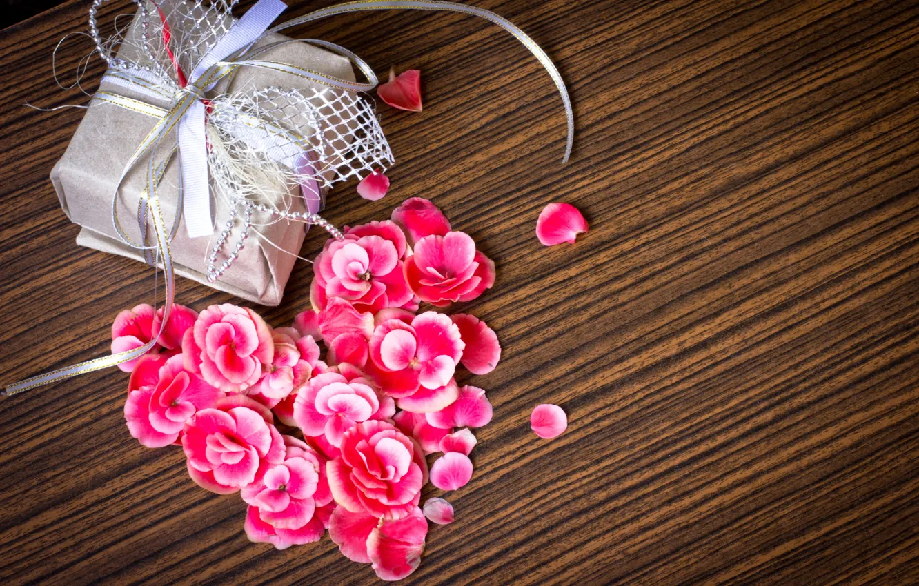 Фото обои цветы, ленты, подарок, лепестки, розовые, праздники, коробочка, упаковка