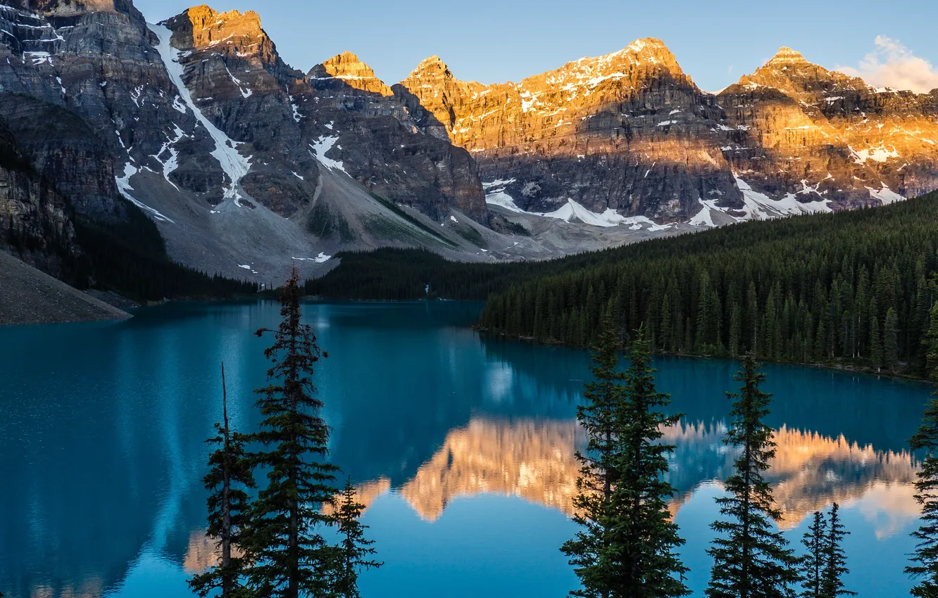 Фото обои лес, небо, облака, свет, снег, пейзаж, горы, синий