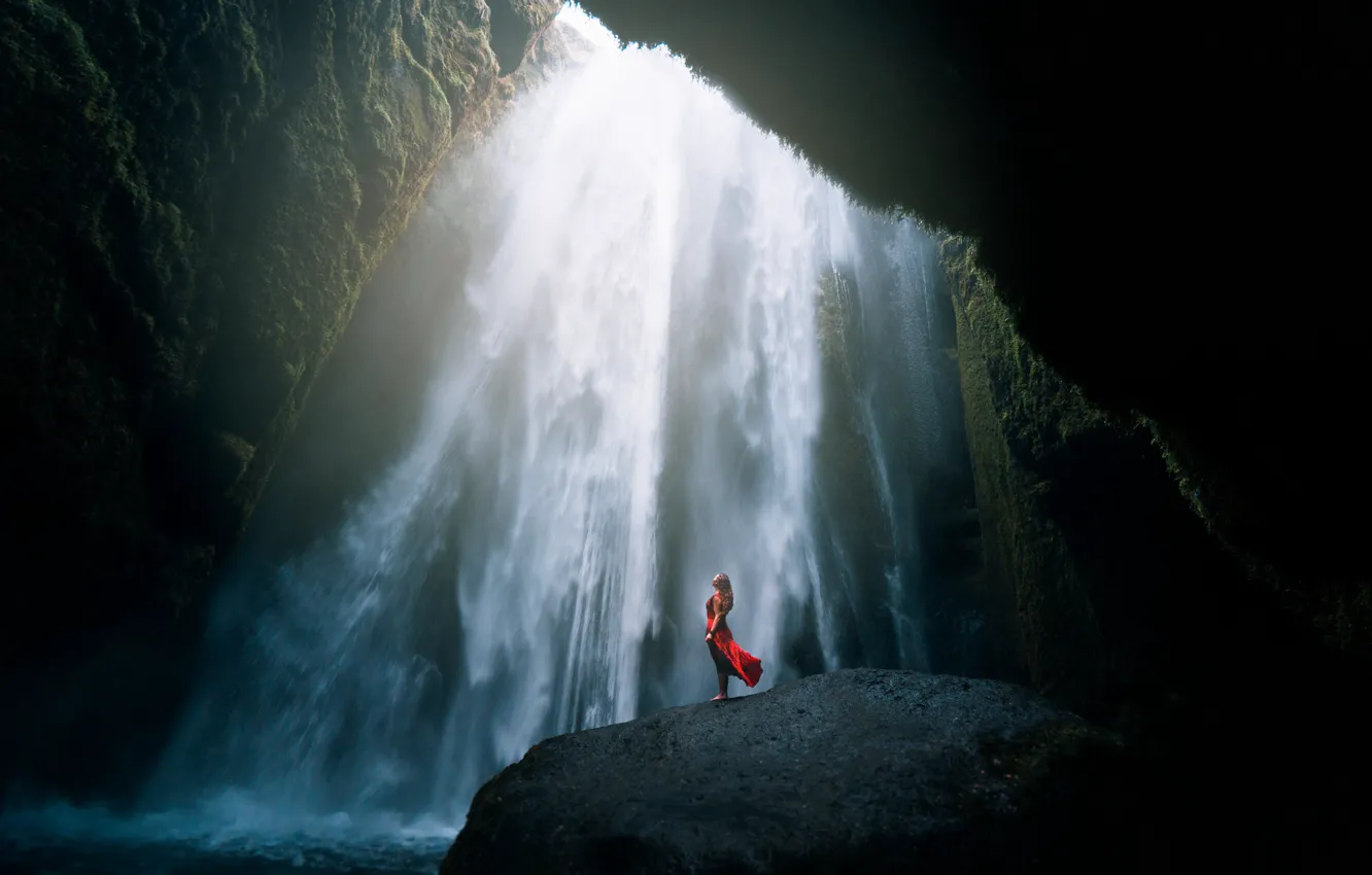 Фото обои вода, девушка, скала, сила духа, настроение, красное, камень, водопад